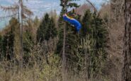 cade con il parapendio e resta sospesa su un albero a 30 metri da terra 2