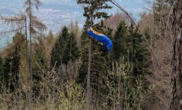 Cade con il parapendio e resta sospesa su un albero a 30 metri da terra 265x160