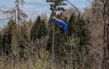 Cade con il parapendio e resta sospesa su un albero a 30 metri da terra 364x230