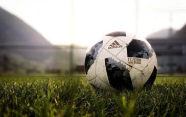 Calcio Sisal Mancini ct in lavagna a 300 Conte a 500 364x230