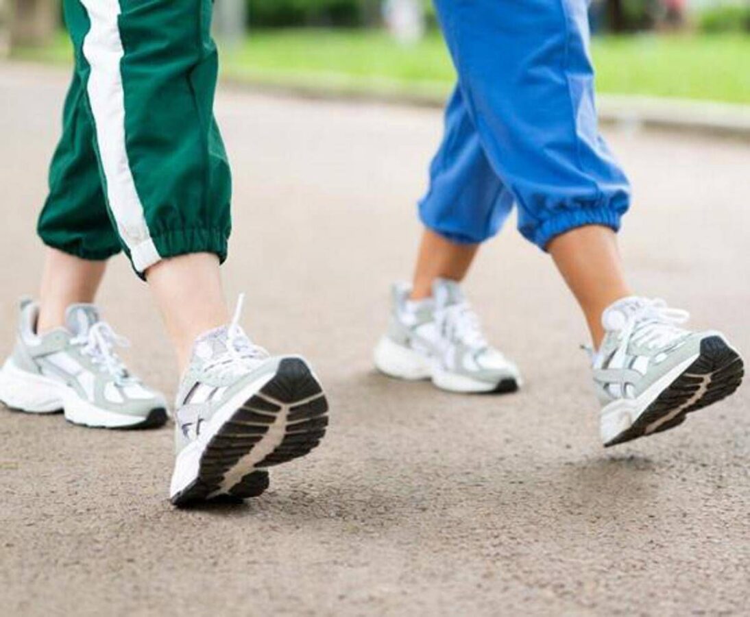 Camminare di pomeriggio è meglio per la glicemia, lo studio e l'orario ideale