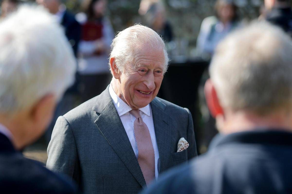 Carlo III, il viaggio negli Usa per Donald Trump. Vedrà anche il principe Harry?