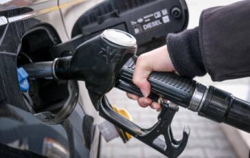 Caro carburanti prezzo diesel e benzina cosa e cambiato con tregua tra Usa e Iran 364x230