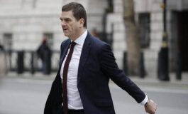 Caso Epstein terremoto nel governo Starmer silurato il massimo funzionario del Foreign Office dopo rivelazioni su Mandelson 265x160