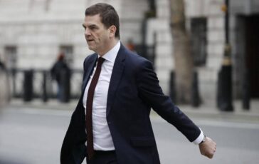 Caso Epstein terremoto nel governo Starmer silurato il massimo funzionario del Foreign Office dopo rivelazioni su Mandelson 364x230