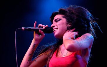 Cimeli di Amy Winehouse il padre perde la causa contro due amiche della cantante 364x230