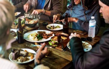 Dalla colomba alle uova fino a 3.000 calorie a pranzo i consigli dellesperta dopo gli eccessi 364x230