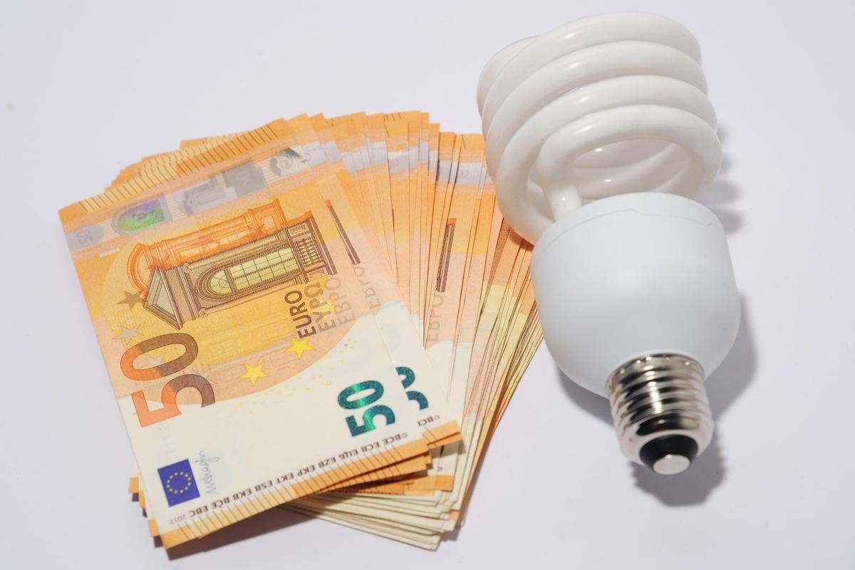 Decreto Bollette è legge, come funziona e a chi spetta il nuovo bonus di 115 euro