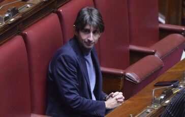 deputati sospesi a gennaio scintille maggioranza opposizione alla camera e donzelli infiamma laula 2