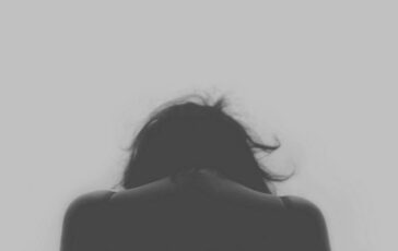 Donna si lancia dal balcone con i tre figli Crepet Non e gesto dimpeto ma disagio della solitudine 364x230