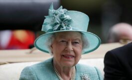 Elisabetta II e la passione per canto quella volta in cui si esibi sulle note di Dancing Queen degli Abba 265x160