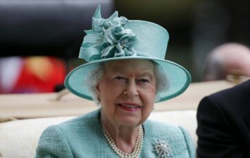 Elisabetta II e la passione per canto quella volta in cui si esibi sulle note di Dancing Queen degli Abba 364x230