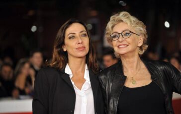 Enrica Bonaccorti lomaggio a Verissimo in studio la figlia Verdiana 364x230