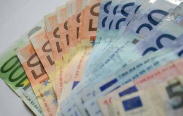 Euro presto le nuove banconote quando arriveranno. Addio al taglio da 500 364x230