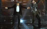 gianni morandi show a milano a sorpresa arriva tredici pietro il duetto dopo sanremo 2