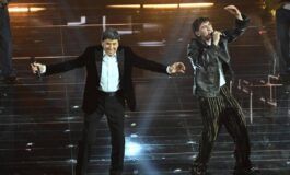 Gianni Morandi show a Milano a sorpresa arriva Tredici Pietro il duetto dopo Sanremo 265x160