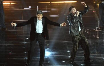 Gianni Morandi show a Milano a sorpresa arriva Tredici Pietro il duetto dopo Sanremo 364x230
