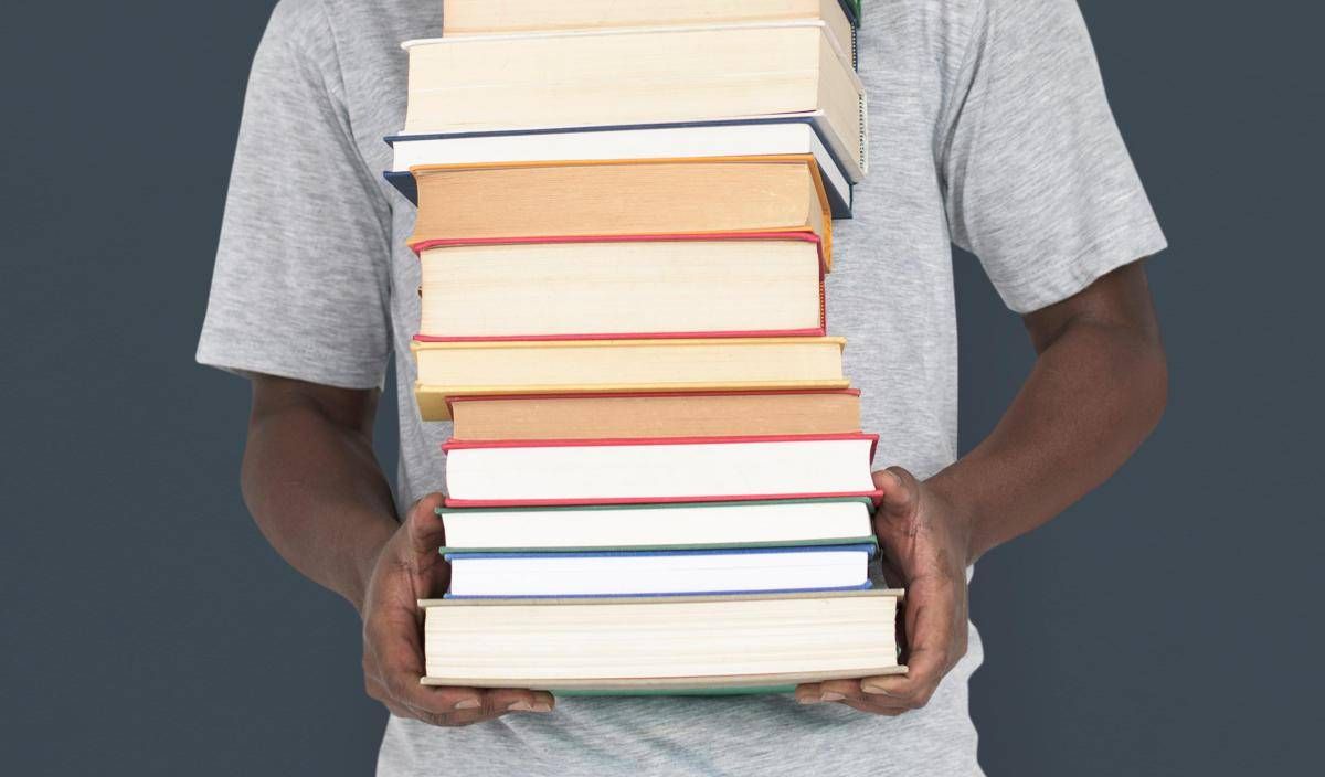 Giornata mondiale del libro, tutte le curiosità: dalla data del 23 aprile alla tradizione delle rose