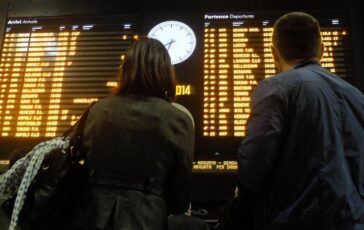 guasto sulla linea alta velocita roma napoli treni nel caos cancellazioni e ritardi record 2