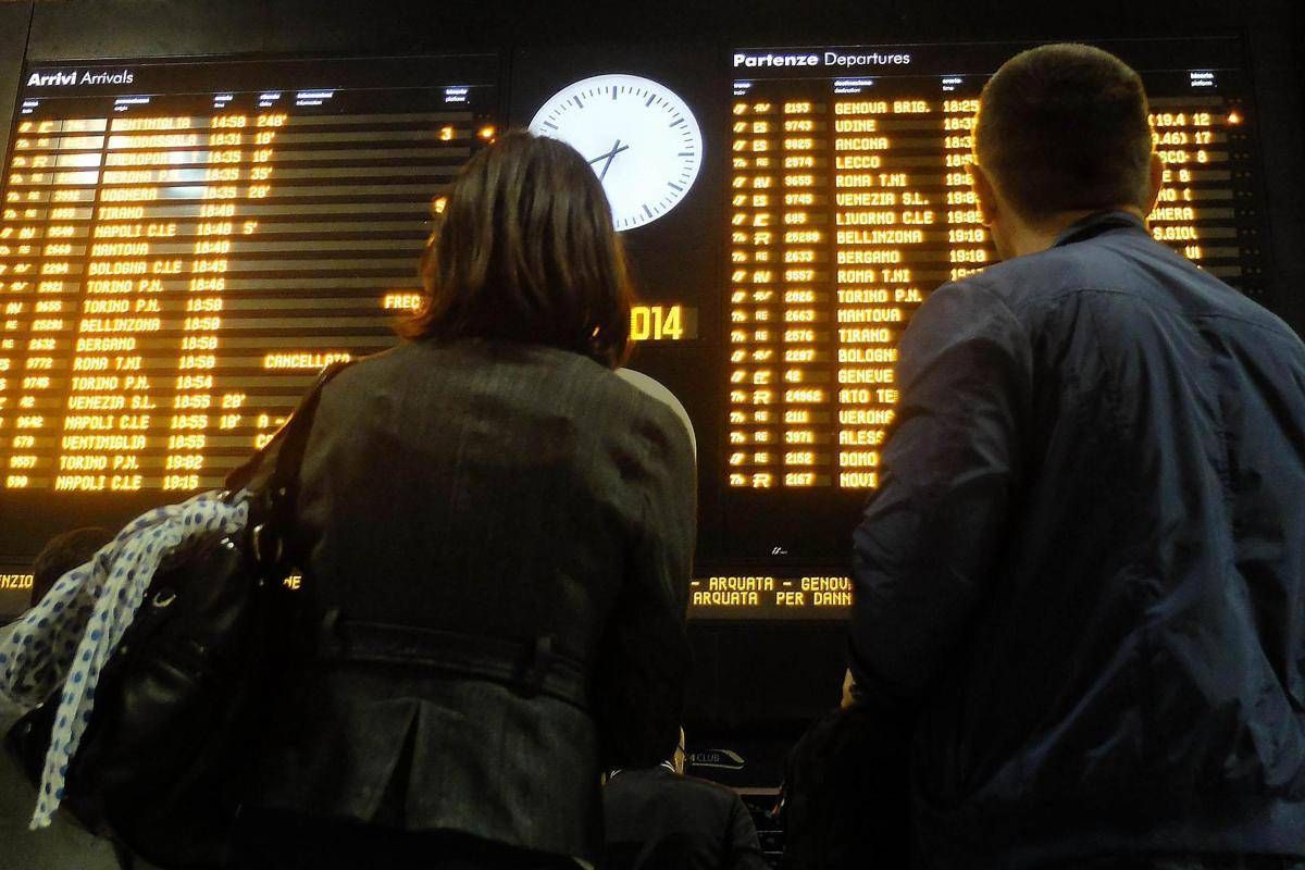 Guasto sulla linea Alta Velocità Roma–Napoli, treni nel caos: cancellazioni e ritardi record