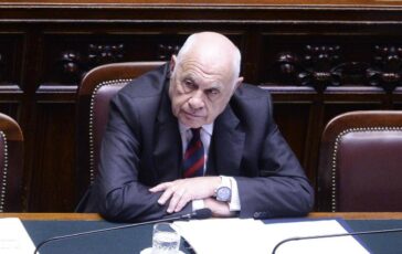 Il ministro della Giustizia Nordio a Palazzo Chigi ricevuto dal sottosegretario Mantovano 364x230