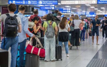 Iran impennata prezzi dei carburanti compagnie aeree low cost tagliano i voli 364x230