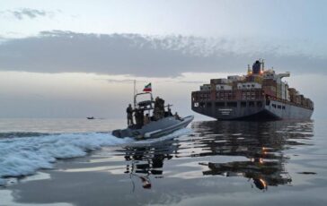 Iran la flotta delle zanzare e lincubo di Trump i barchini minacciano Hormuz 364x230