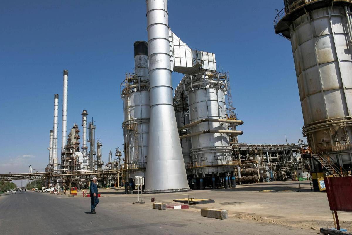 Iran 'sommerso' dal petrolio, Teheran sfrutta serbatoi abbandonati e container improvvisati