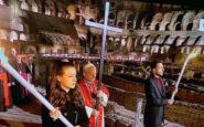 la prima via crucis di papa leone porta la croce per tutte le quattordici stazioni 2