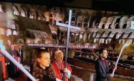 La prima Via Crucis di Papa Leone porta la croce per tutte le quattordici stazioni 265x160