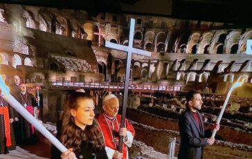 La prima Via Crucis di Papa Leone porta la croce per tutte le quattordici stazioni 364x230