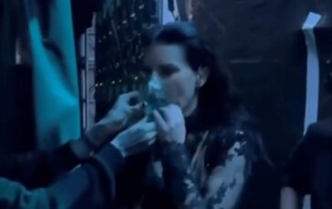 Laura Pausini si sente male ferma il concerto e si fa portare lossigeno sul palco 364x230