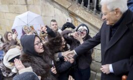Mattarella a Praga i ragazzi entusiasti lo salutano con lInno di Mameli 265x160