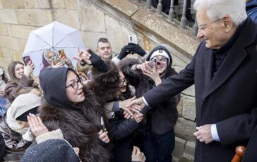 Mattarella a Praga i ragazzi entusiasti lo salutano con lInno di Mameli 364x230
