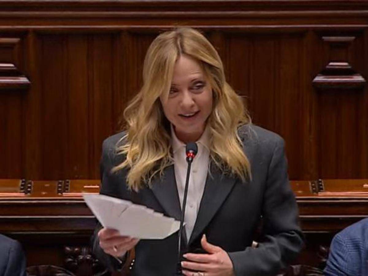 Meloni frena l'applauso in Aula durante l'iinformativa: "E' ancora lunga, regà". Poi punzecchia le opposizioni