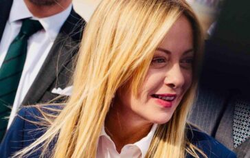 meloni scala un gradino del podio il suo e il secondo governo piu longevo nel mirino record berlusconi ii 2