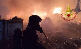 Milano maxi incendio in unazienda di smaltimento di rifiuti a Bollate 265x160