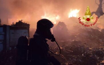 Milano maxi incendio in unazienda di smaltimento di rifiuti a Bollate 364x230