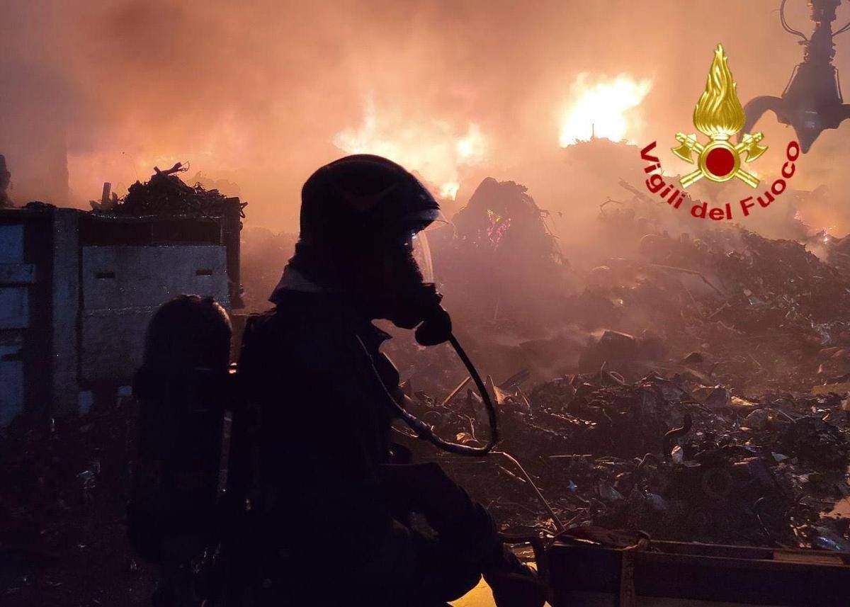 Milano, maxi incendio in un'azienda di smaltimento di rifiuti a Bollate