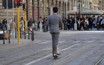 Monopattini elettrici slitta al 16 luglio assicurazione obbligatoria multe fino a 400 euro 364x230