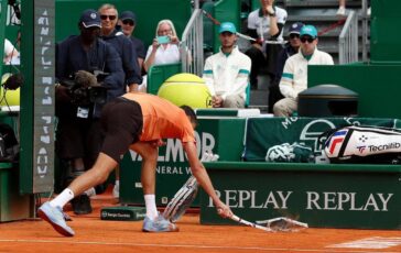 Montecarlo super Berrettini doppio bagel a Medvedev e il russo distrugge la racchetta 364x230