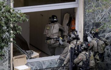 Napoli rapina in banca con 25 ostaggi investigatori ricostruiscono via di fuga e arrivo dei banditi 364x230