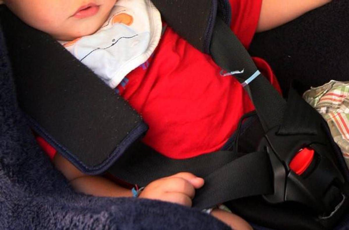 Nuoro, lasciano la bimba di sei mesi nell'auto e vanno a fare la spesa: denunciati due turisti
