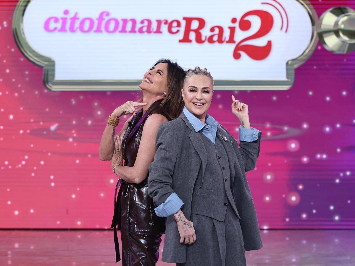 Oggi torna 'Citofonare Rai 2', gli ospiti e le novità nel cast fisso