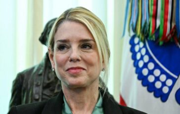 Pam Bondi licenziata da Trump ma rischia di dover deporre al Congresso sul caso Epstein 364x230