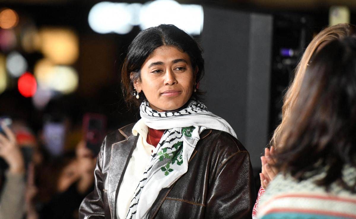 Parigi, l'eurodeputata Rima Hassan è stata fermata per apologia del terrorismo