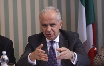 Piantedosi al lavoro no comment e agenda immutata 364x230