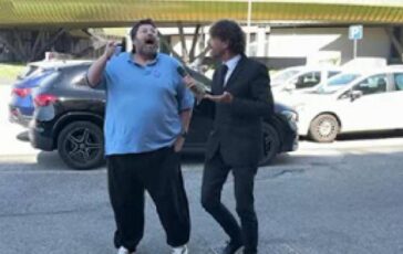 Prato tensione alla presentazione del candidato sindaco Adinolfi lite con inviato delle Iene 364x230