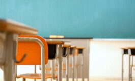 Prof taglia ciocche di capelli a 2 alunne choc a Venezia genitori in rivolta 265x160