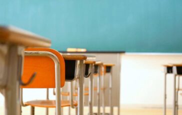 Prof taglia ciocche di capelli a 2 alunne choc a Venezia genitori in rivolta 364x230